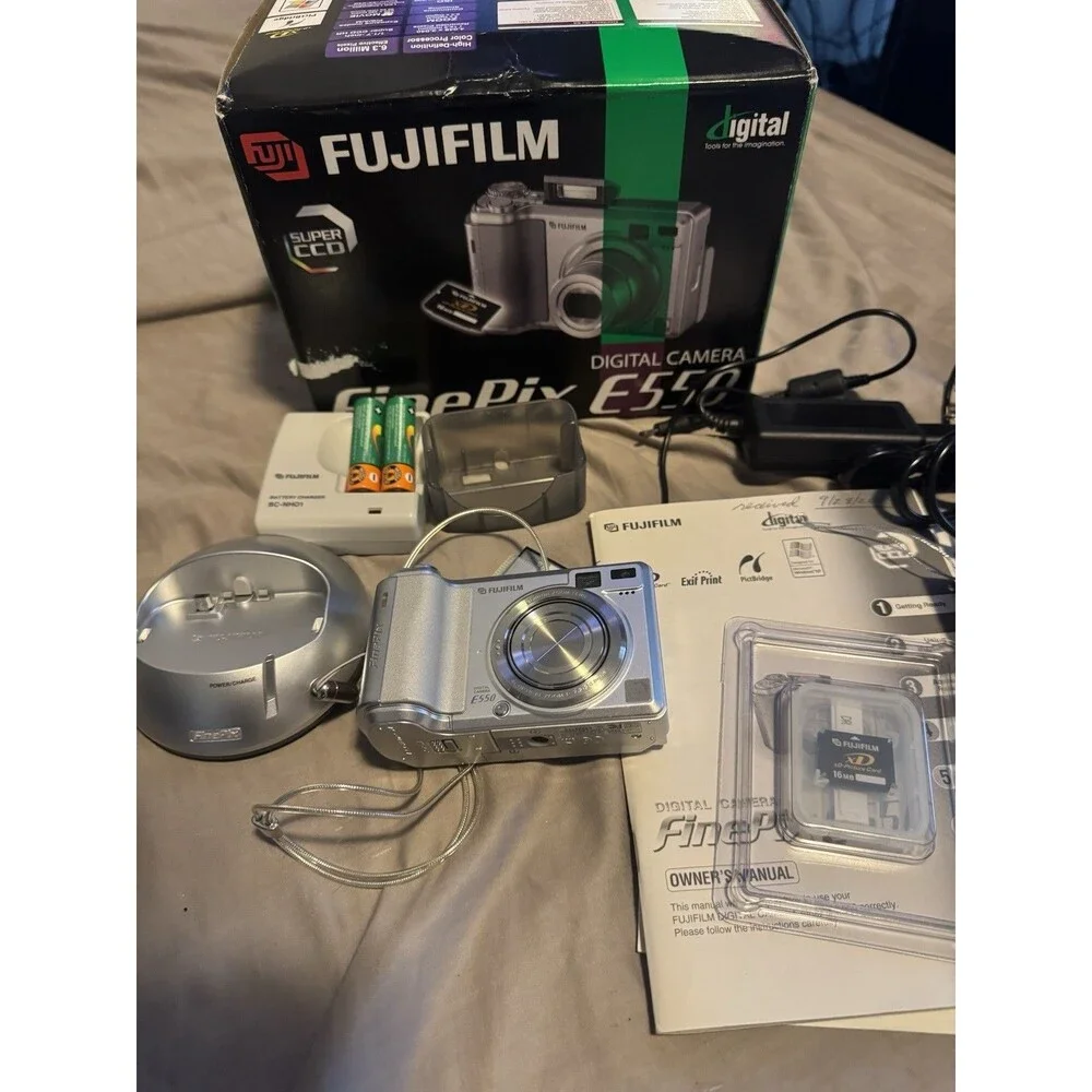 Fujifilm FinePix E550 6.3MP Digital Camera Box Manual Cables Complete Kit